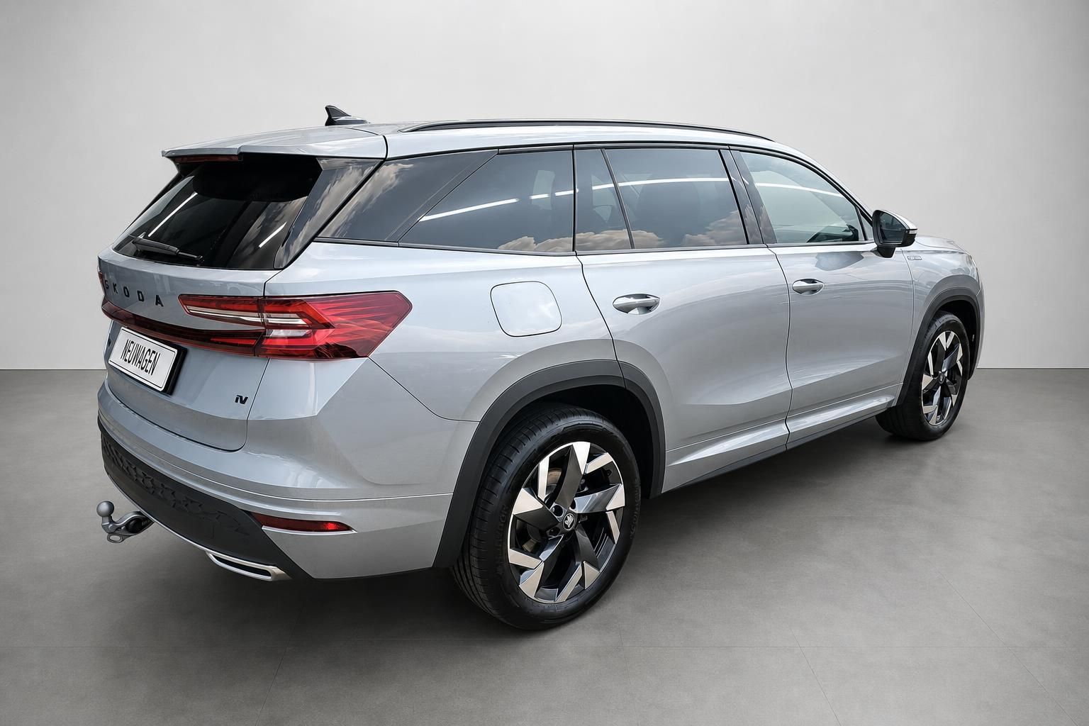 Skoda Kodiaq Neuwagen Silber, Heck- und Seitenansicht im Studio