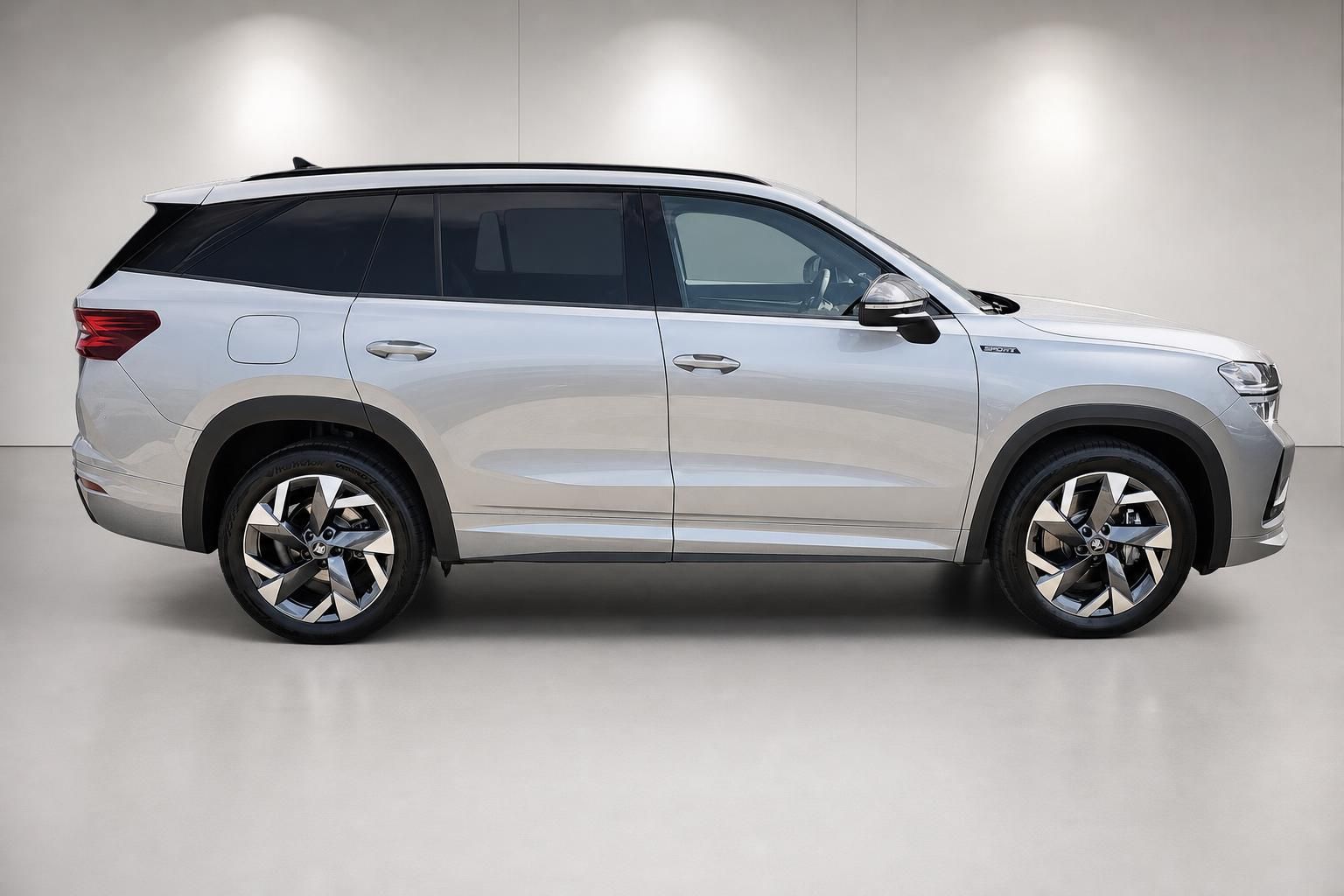 Skoda Kodiaq Sport in Silber, Seitenansicht im Fotostudio