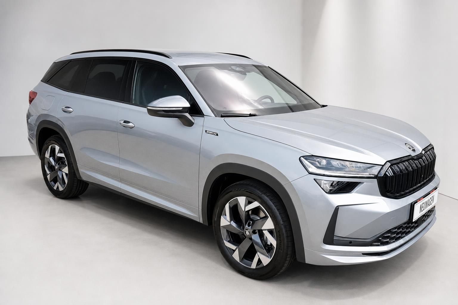 Skoda Kodiaq Neuwagen in Silber, Front-Seitenansicht im Studio