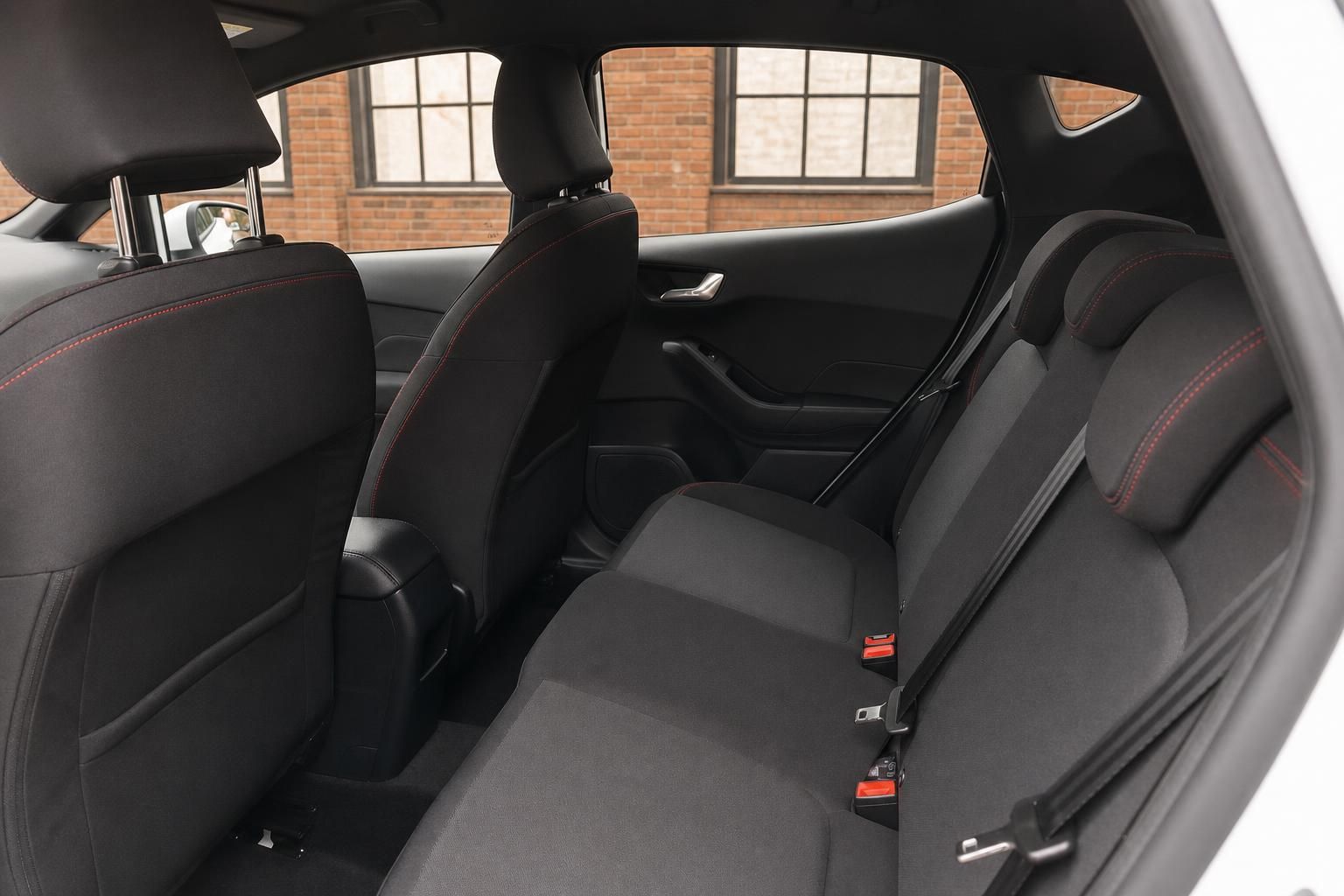 Ford Fiesta Rücksitzbank mit Kopfstützen und Sicherheitsgurten im Detail