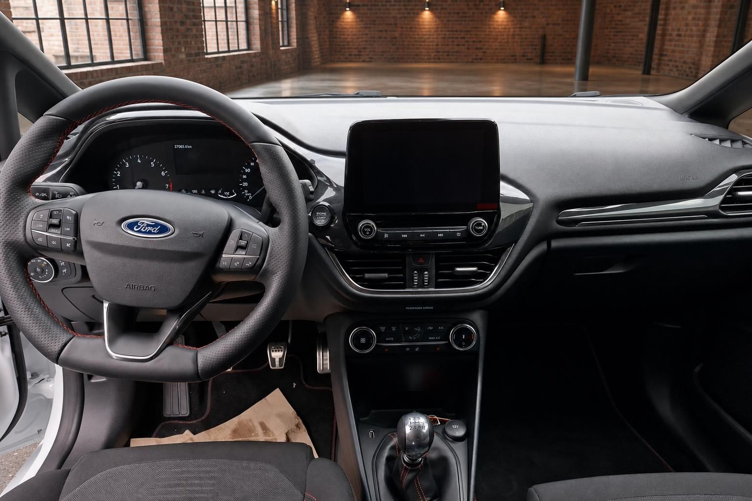Ford Fiesta Armaturenbrett mit Lenkrad, Schaltung und Infotainment-Display