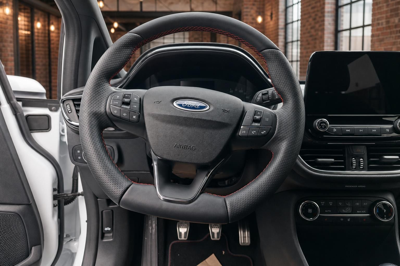 Ford Fiesta Lederlenkrad Nahaufnahme mit Bedienelementen und Airbag