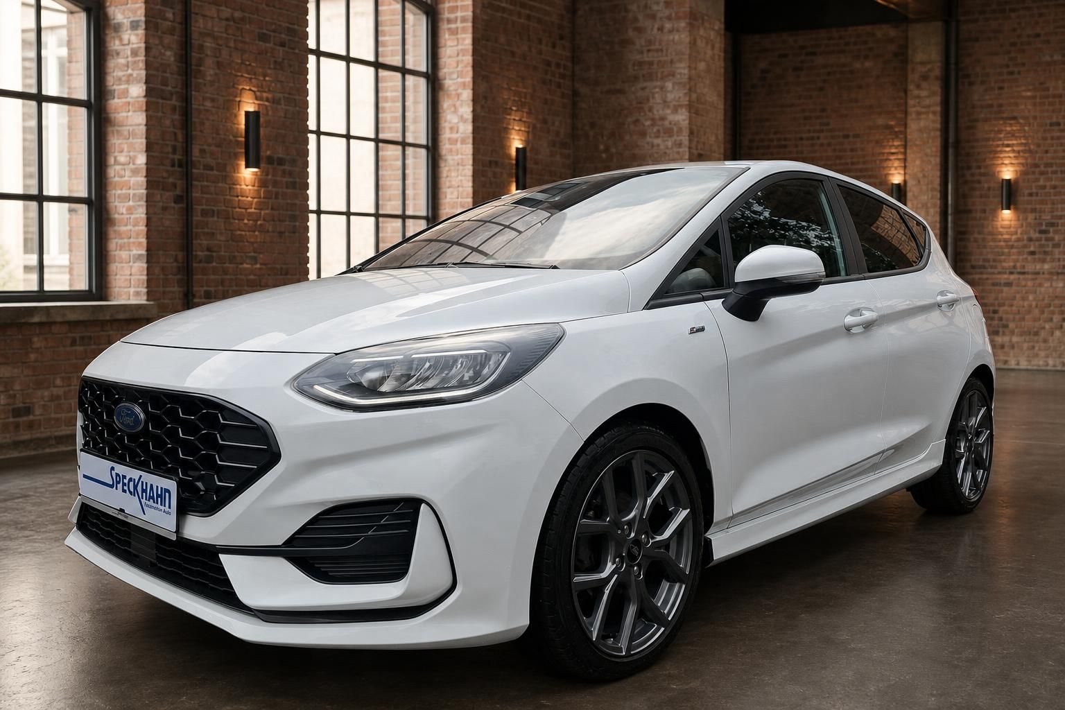 Ford Fiesta weiß Frontansicht schräg mit Leichtmetallfelgen