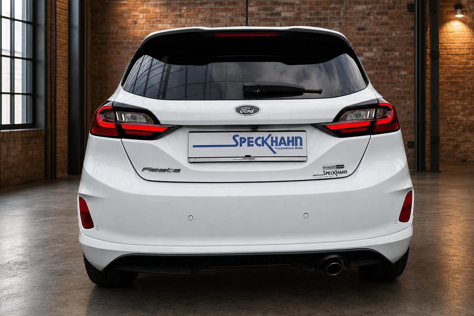 Ford Fiesta weiß Heckansicht mit LED-Rückleuchten in Loft-Ambiente