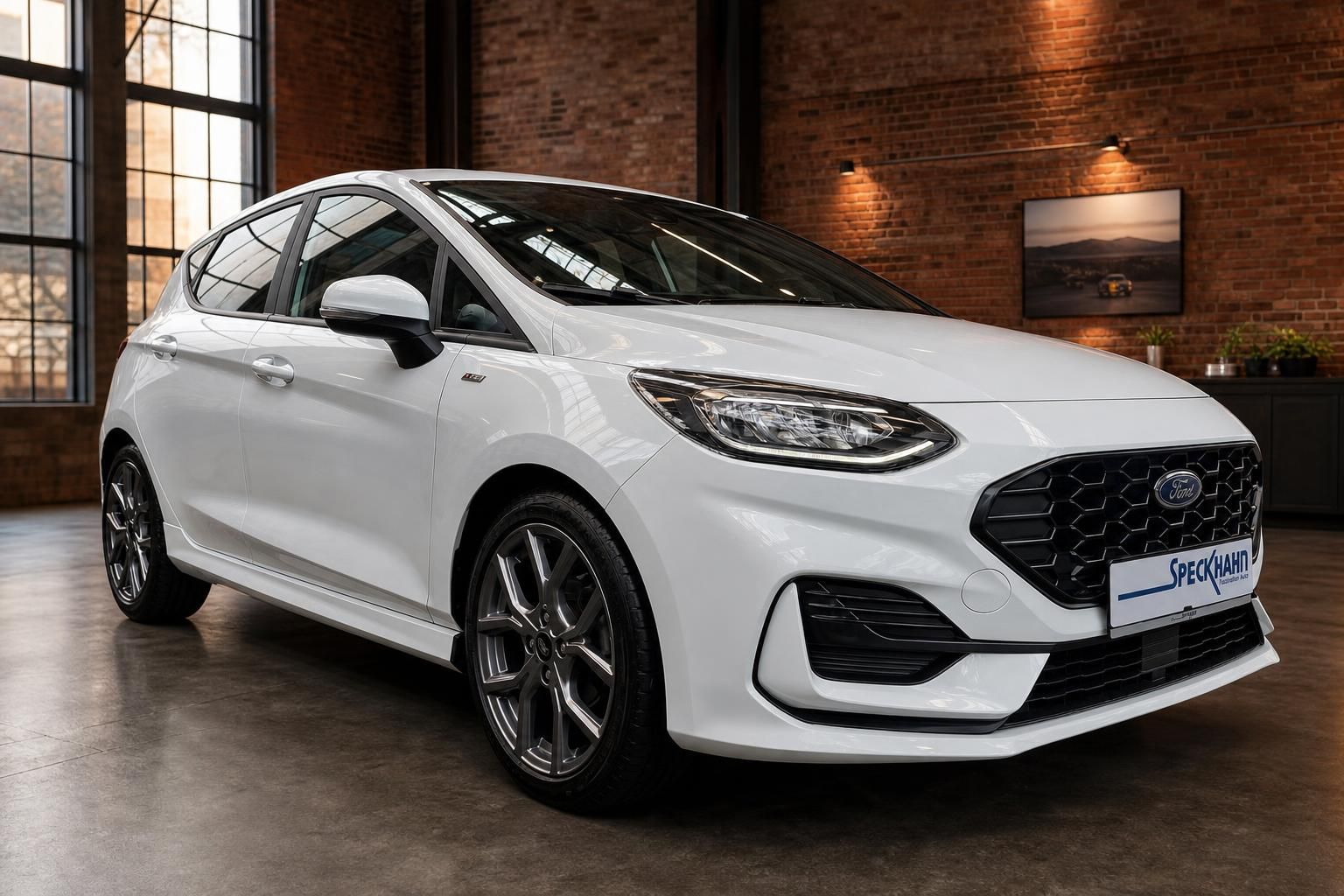 Ford Fiesta weiß Frontansicht schräg in Industrie-Loft mit Ford-Logo