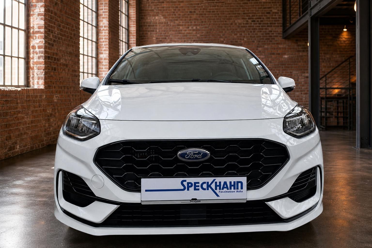Ford weiß Frontansicht mit Kühlergrill und Kennzeichenhalter