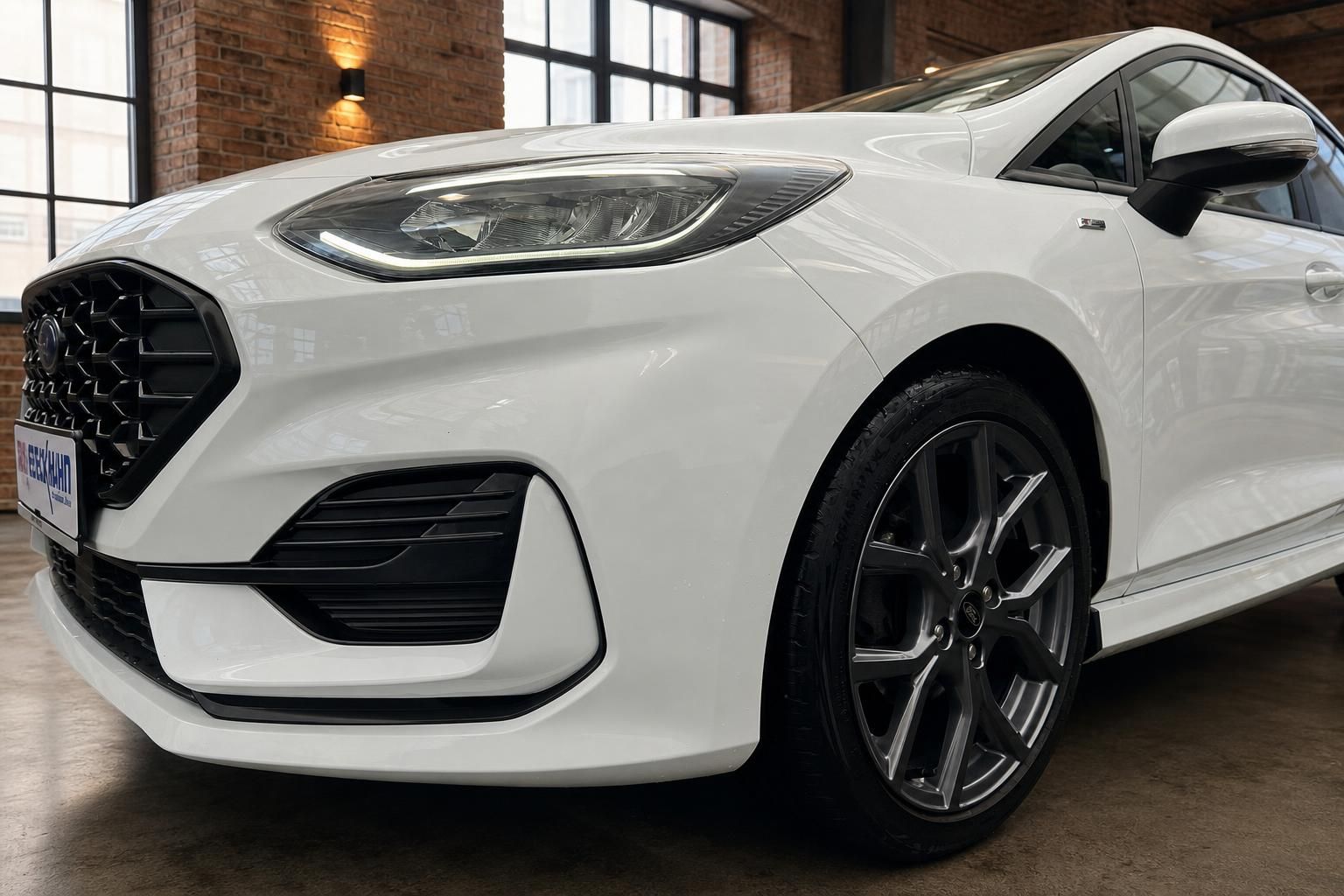 Ford weiß Frontstoßfänger und Felge Detailansicht Autohaus