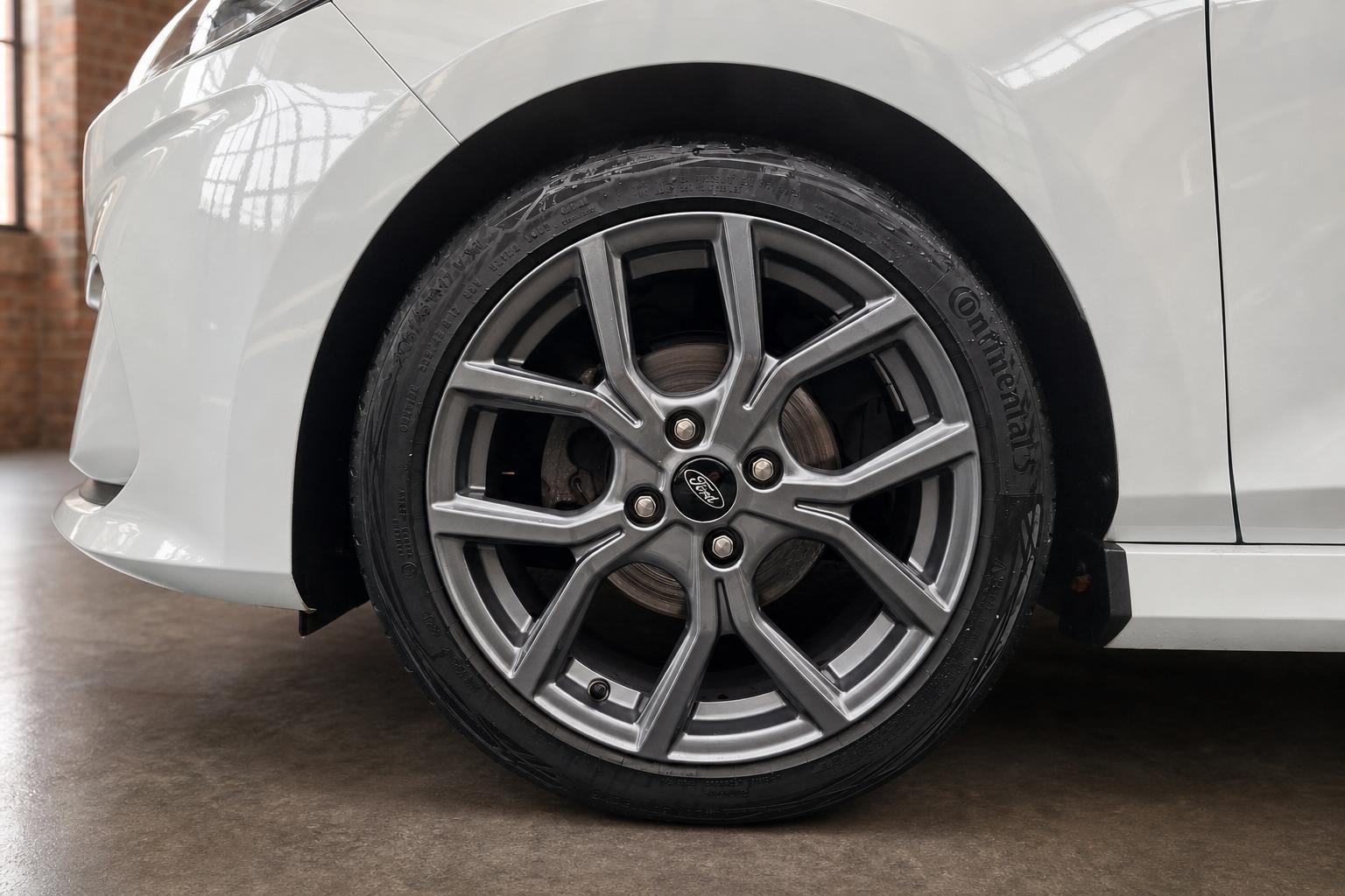 Ford Leichtmetallfelge Detailansicht mit Continental Reifen