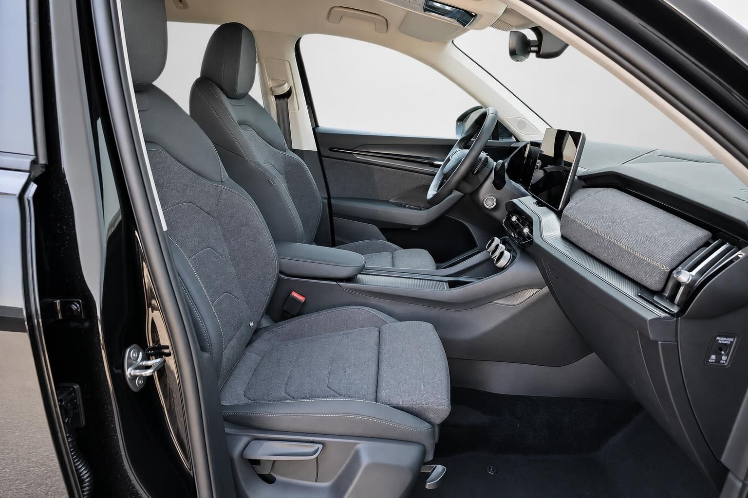Innenraum Skoda Vordersitze mit Stoffbezug und Cockpit Ansicht