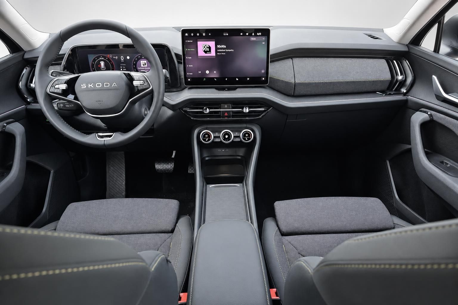 Skoda Cockpit mit Lenkrad Touchscreen und Sitzen im Innenraum