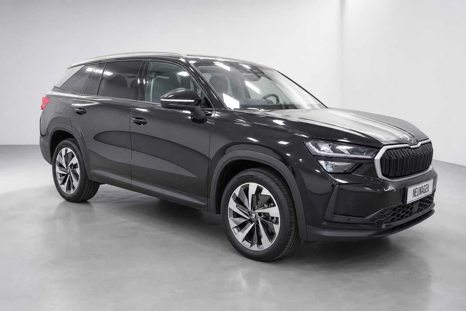Skoda Kodiaq schwarz Neuwagen SUV Seitenansicht vorne im Showroom