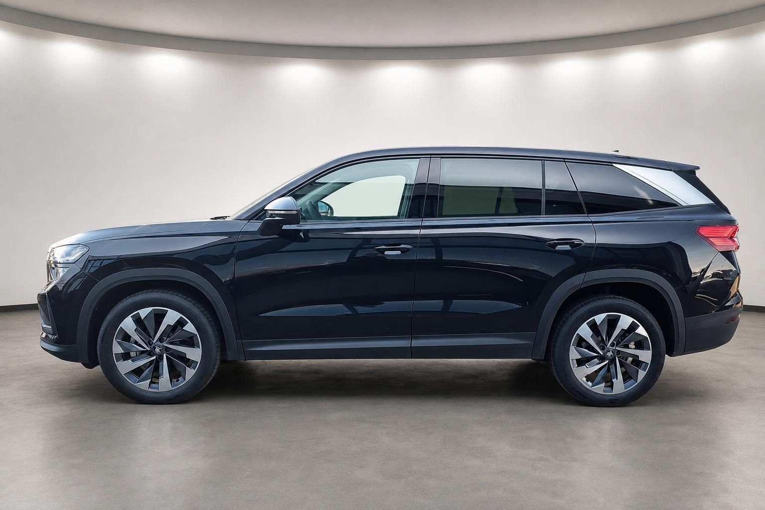 Skoda Kodiaq schwarz SUV Seitenansicht komplett im Studio