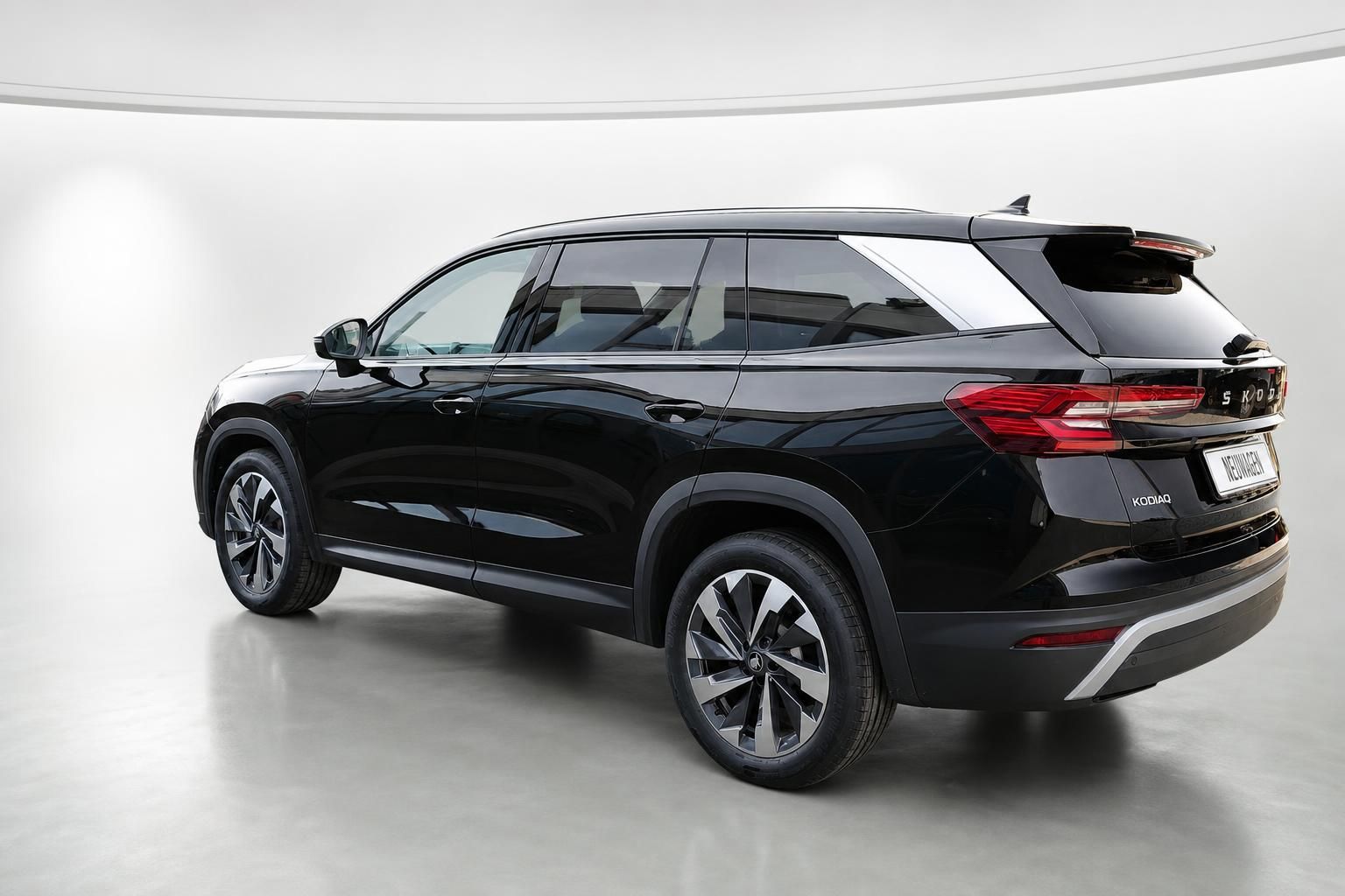 Skoda Kodiaq schwarz SUV Heckansicht schraeg im Studio