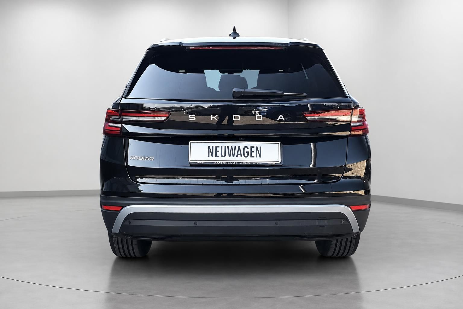 Skoda Kodiaq schwarz Heckansicht im Autohaus Studio