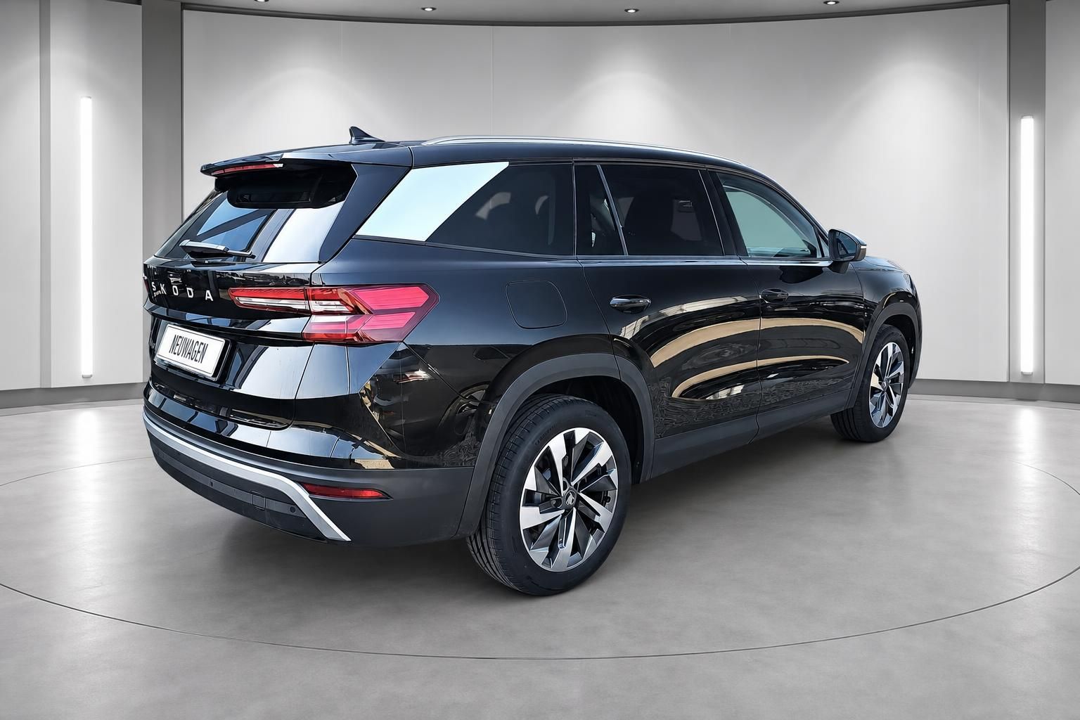 Skoda Kodiaq schwarz SUV Heck-Seitenansicht Neuwagen