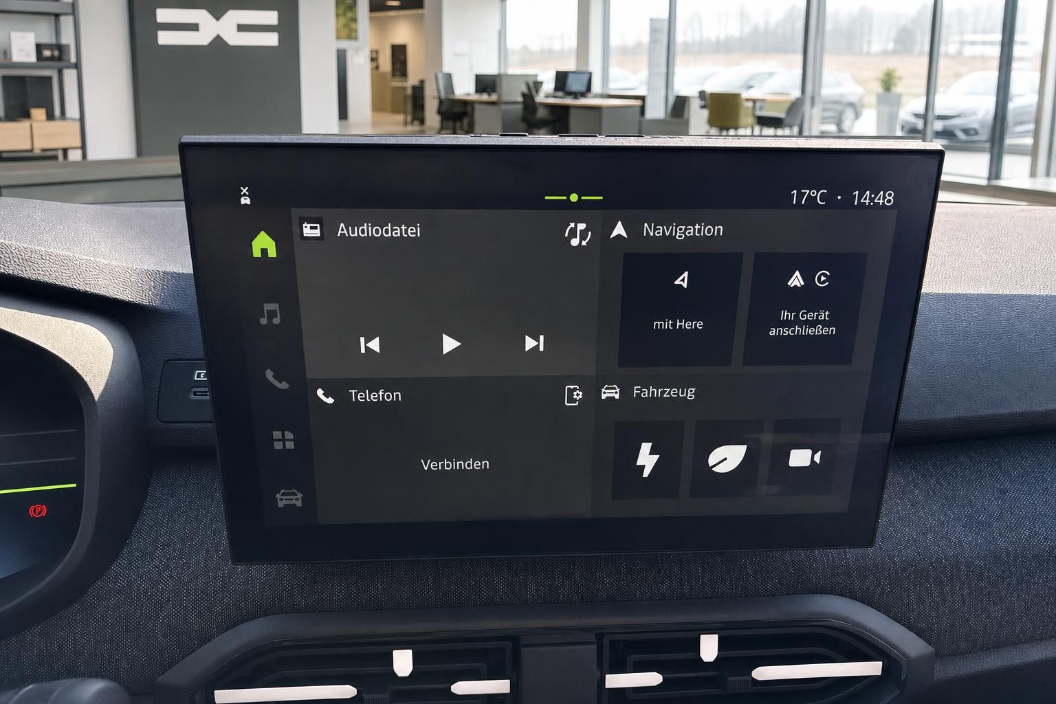 Touchscreen-Infotainment-System mit Navigation und Multimedia-Funktionen im Fahrzeug