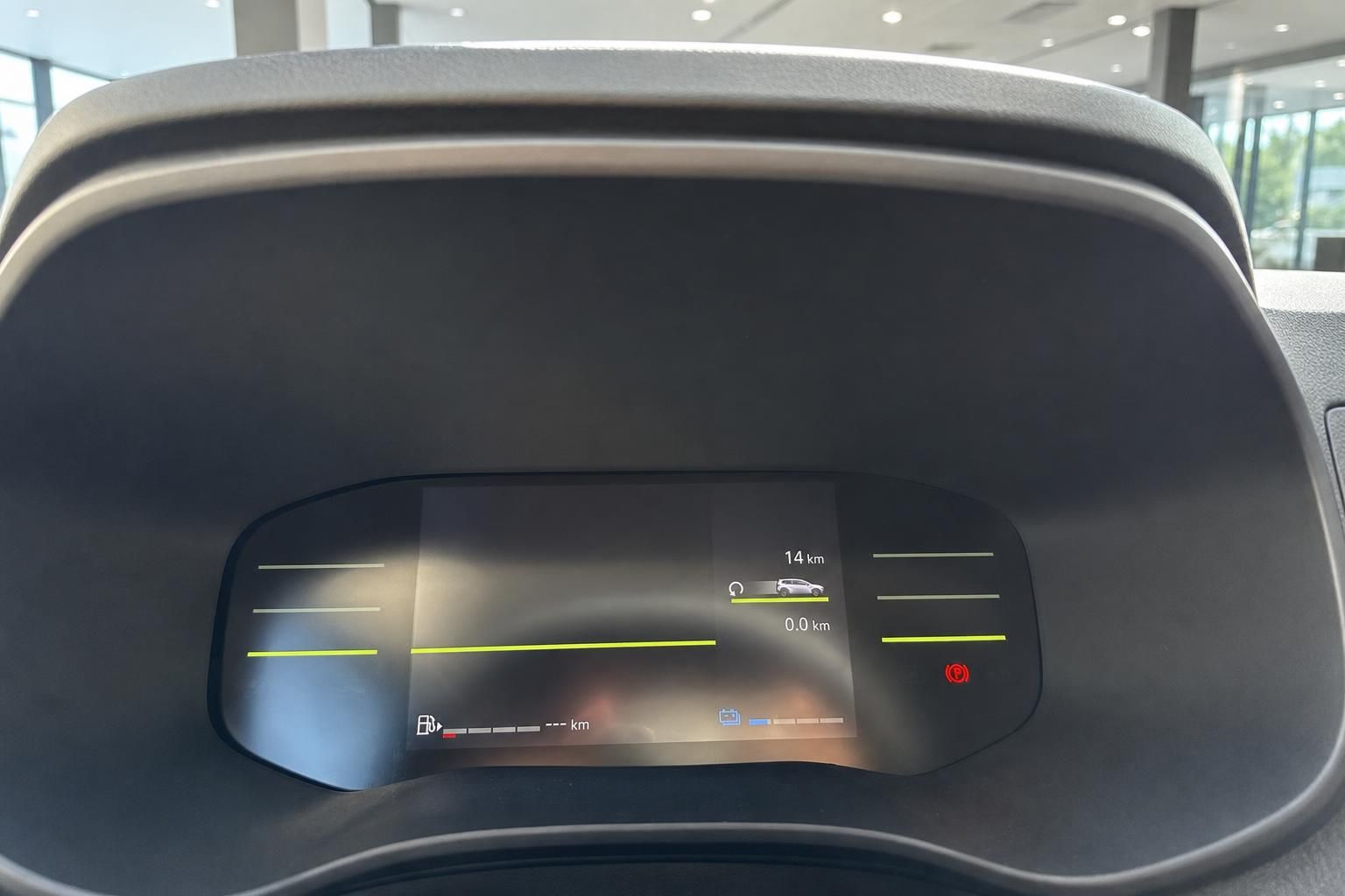 Digitales Kombiinstrument mit Fahrassistenz-Anzeige und Navigationsdetails im Fahrzeug-Cockpit