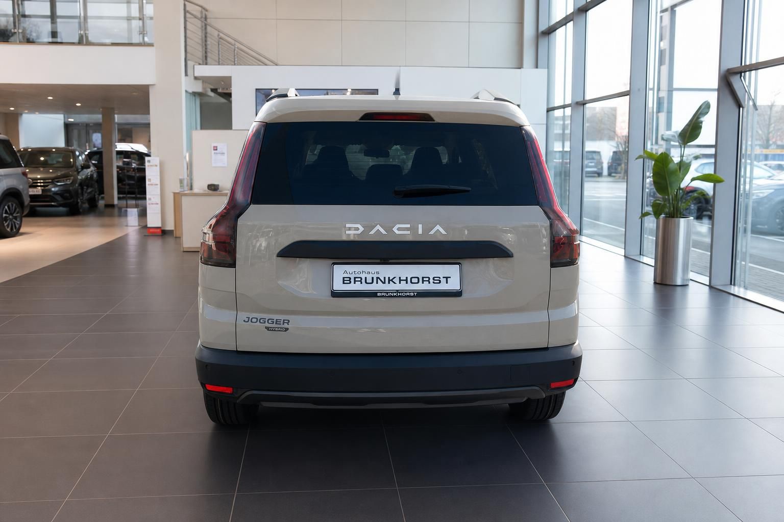 Dacia Jogger Hybrid weiß Heckansicht mit DACIA Logo und Autohaus Brunkhorst Kennzeichen