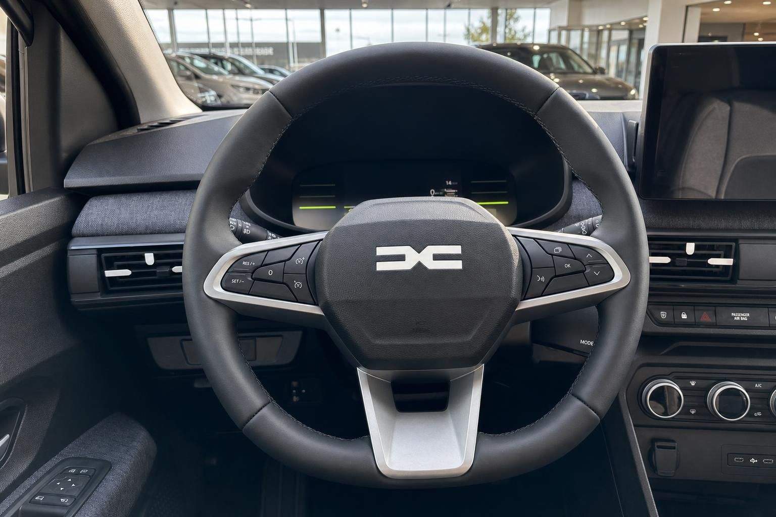 Modernes Cockpit und Lenkrad mit Multifunktionstasten im Fahrzeuginnenraum