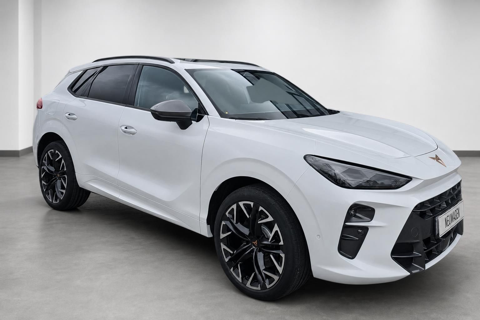 Cupra SUV weiß in Frontansicht schräg seitlich in Studioumgebung