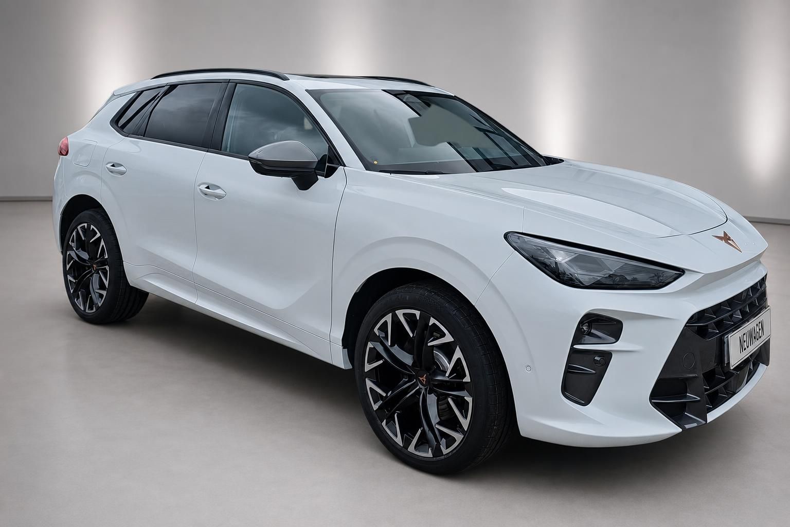 Cupra SUV weiß Seitenansicht schräg von vorne im Showroom