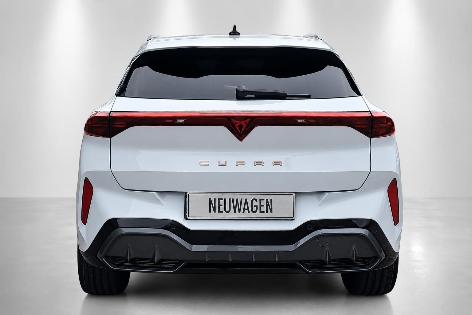 Cupra Formentor weiß, Heckansicht frontal mit LED-Rückleuchten