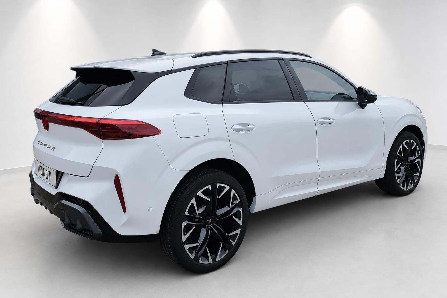 Cupra SUV in Weiß, Heckansicht mit schwarzen Alufelgen im Studio