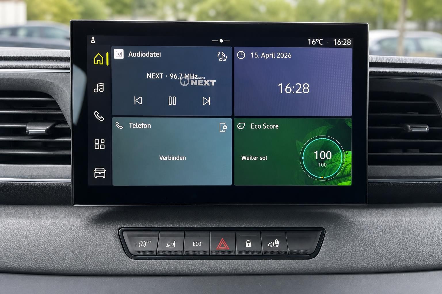 Modernes Infotainment-Display mit Audio-, Telefon- und Eco-Score-Funktionen im Fahrzeug