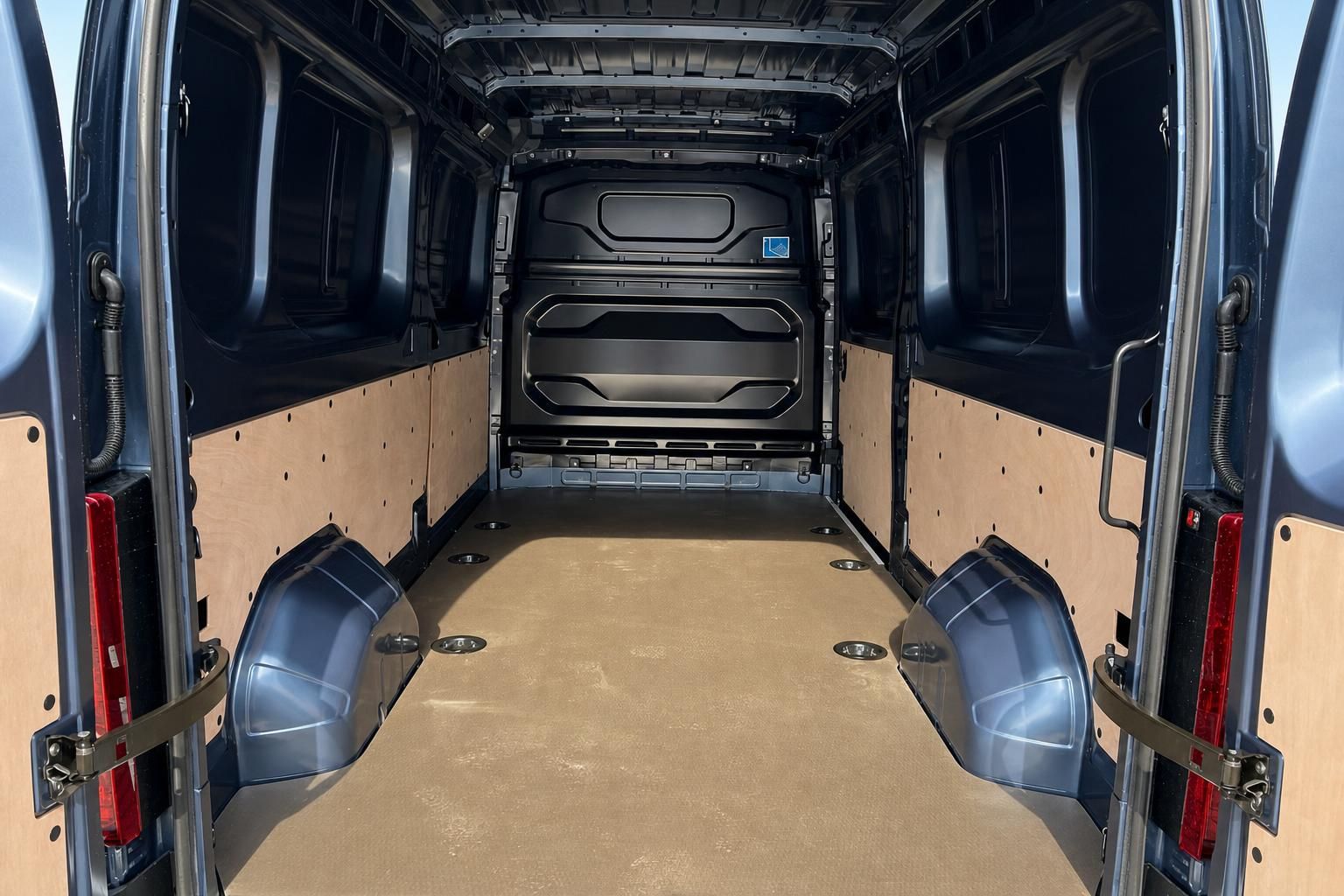 Transporter Laderaum Innenansicht mit Holzverkleidung und offenen Hecktüren