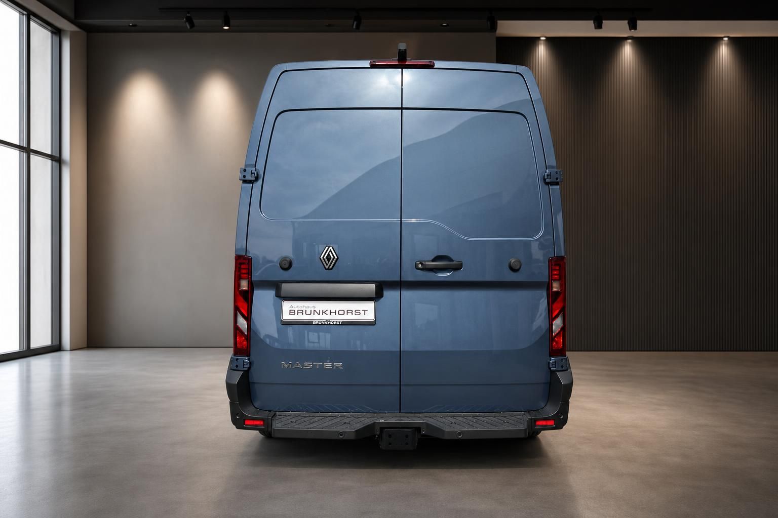 Renault Master Transporter grau-blau Heckansicht in modernem Autohaus Showroom
