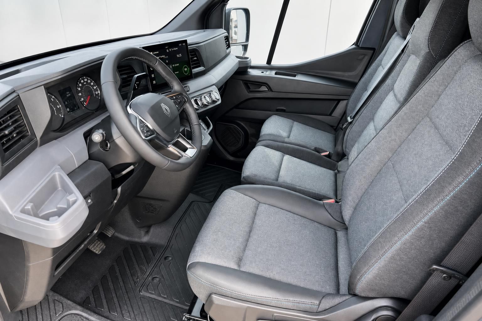 Renault Master Innenraum Fahrerplatz mit grauem Stoff und modernem Armaturenbrett