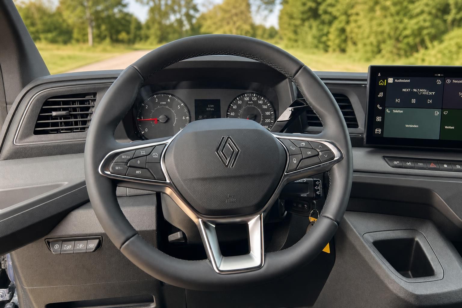 Fahrzeug-Innenraum mit Lenkrad, Armaturenbrett und Touchscreen-Display