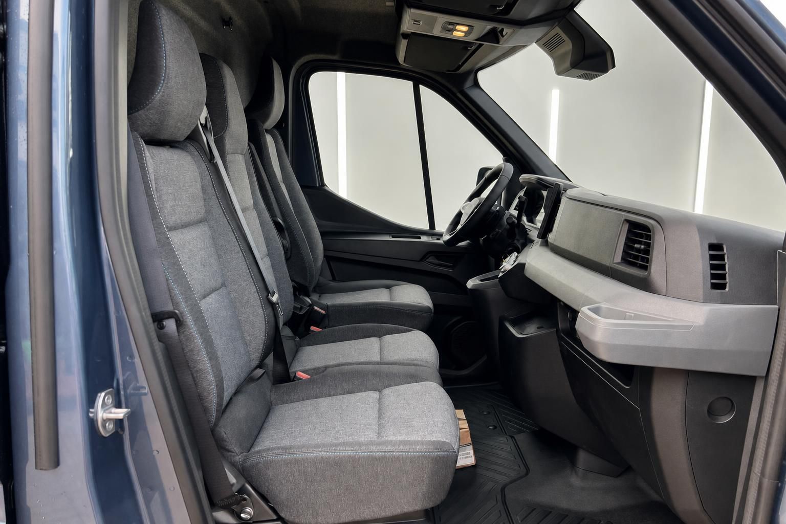Renault Master Fahrzeug-Innenraum Beifahrerseite mit grauen Sitzen und Ausstattung