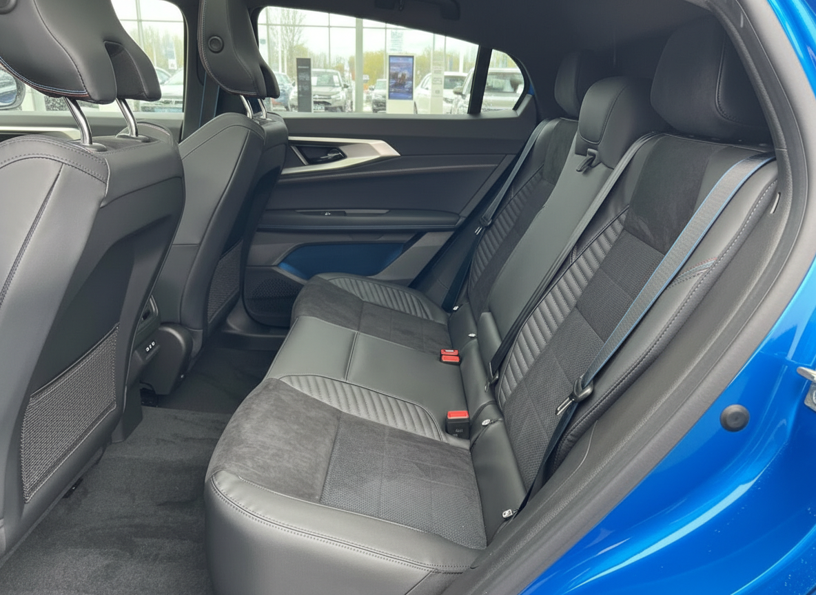 Schwarzes Leder-Interieur Rücksitzbank eines blauen Fahrzeugs mit Alcantara-Elementen