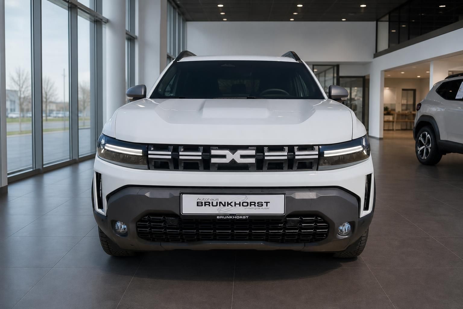 Dacia Duster weiss Frontansicht direkt im Autohaus Brunkhorst Showroom