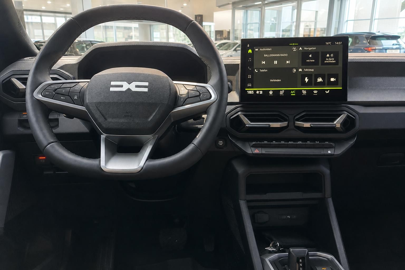 Dacia Cockpit Innenraum mit Lenkrad und Touchscreen Display im Fahrzeug