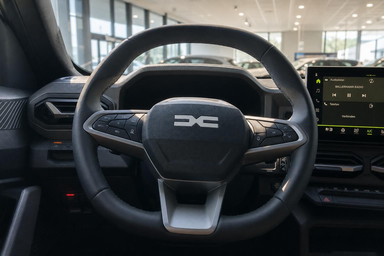Dacia Lenkrad mit Bedienknöpfen und Touchscreen im Fahrzeug Innenraum