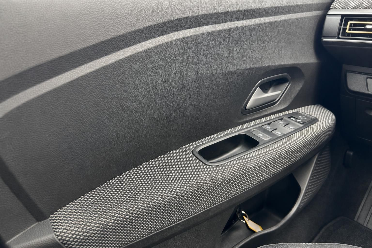 Dacia Türverkleidung mit Fensterheber und Türgriff im Detail