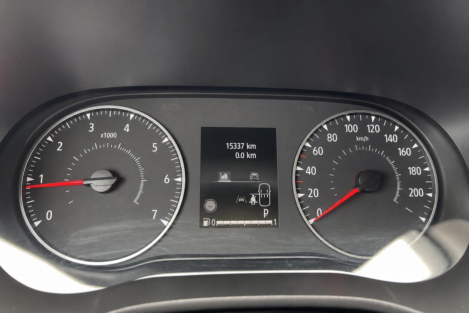 Tachometer und Bordcomputer mit Kilometerstand im Fahrzeug-Cockpit
