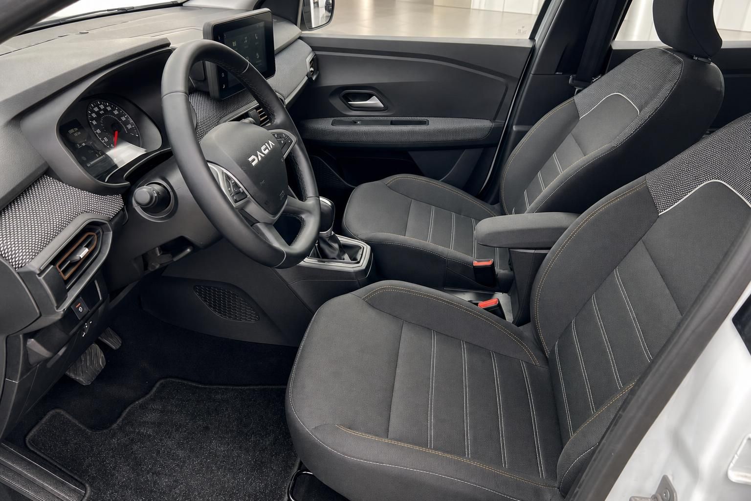 Dacia Innenraum Vordersitze und Cockpit mit Lenkrad