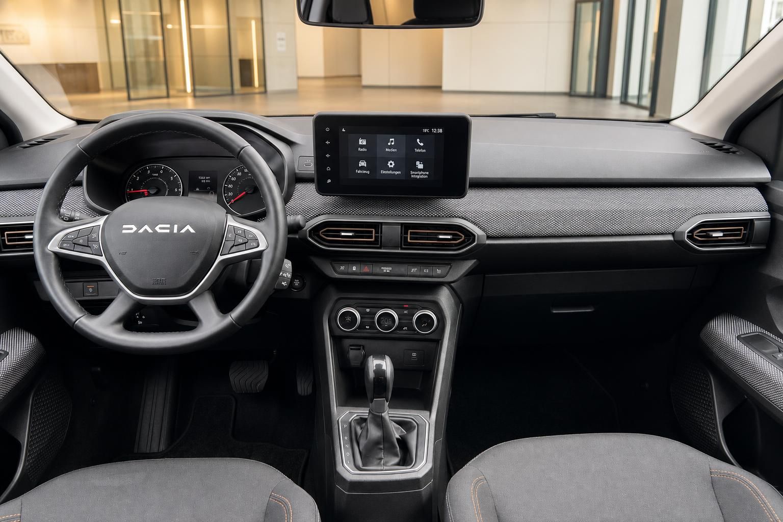 Dacia Cockpit mit Lenkrad, Touchscreen und Automatikschaltung im Innenraum