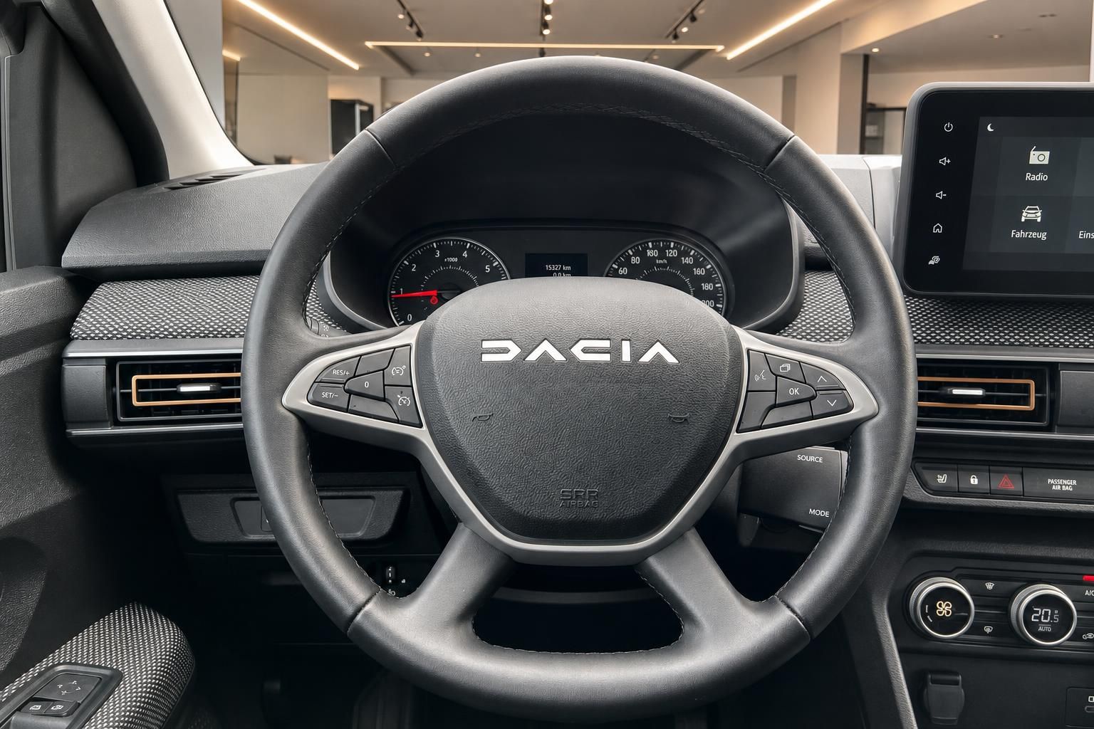 Dacia Lenkrad mit Cockpit und Tachoanzeige im Detail