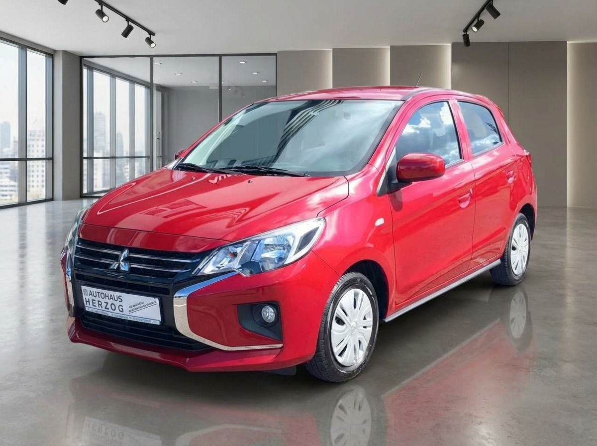 Roter Mitsubishi Space Star Fünftürer im Autohaus Showroom – Frontansicht