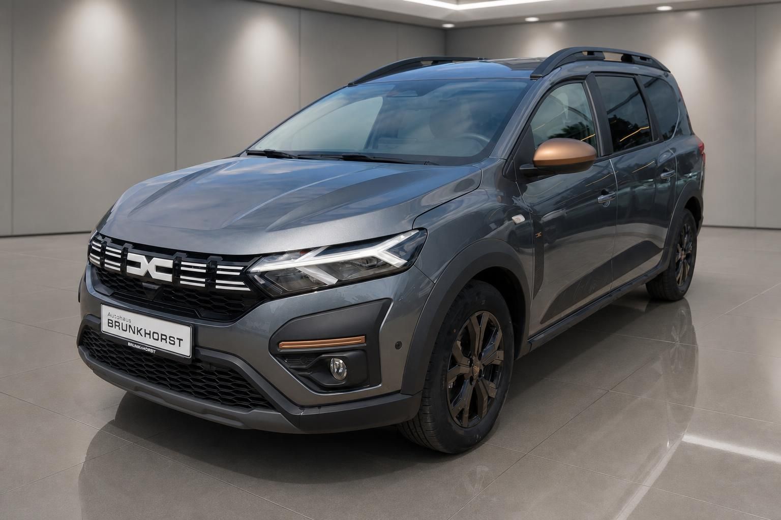 Dacia Jogger Hybrid in Grau - Frontansicht mit modernem Design und kupferfarbenen Akzenten