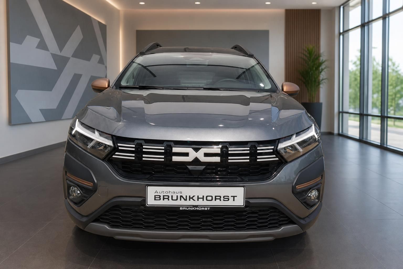 Dacia Jogger Hybrid Frontansicht im Showroom mit modernem Kühlergrill und LED-Scheinwerfern