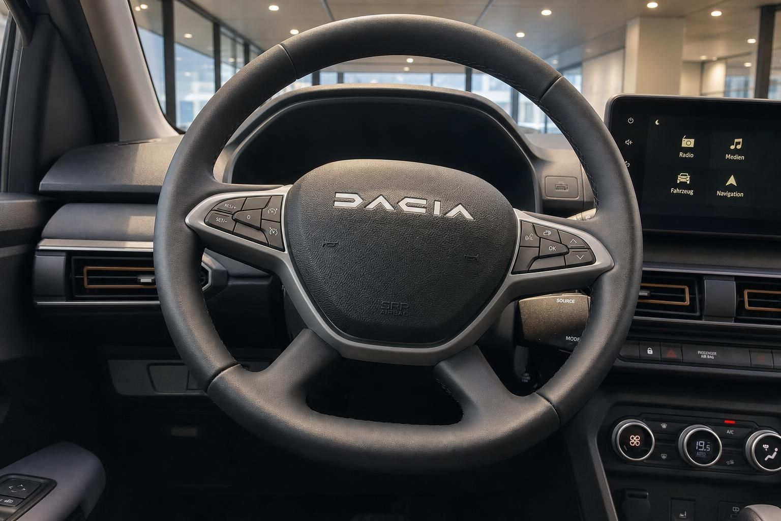 Dacia Innenraum mit Lenkrad, Touchscreen-Display und Armaturenbrett in modernem Design