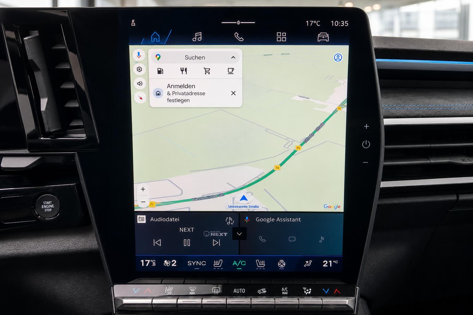 Infotainment-Display mit Navigationssystem und Google Maps im Fahrzeug