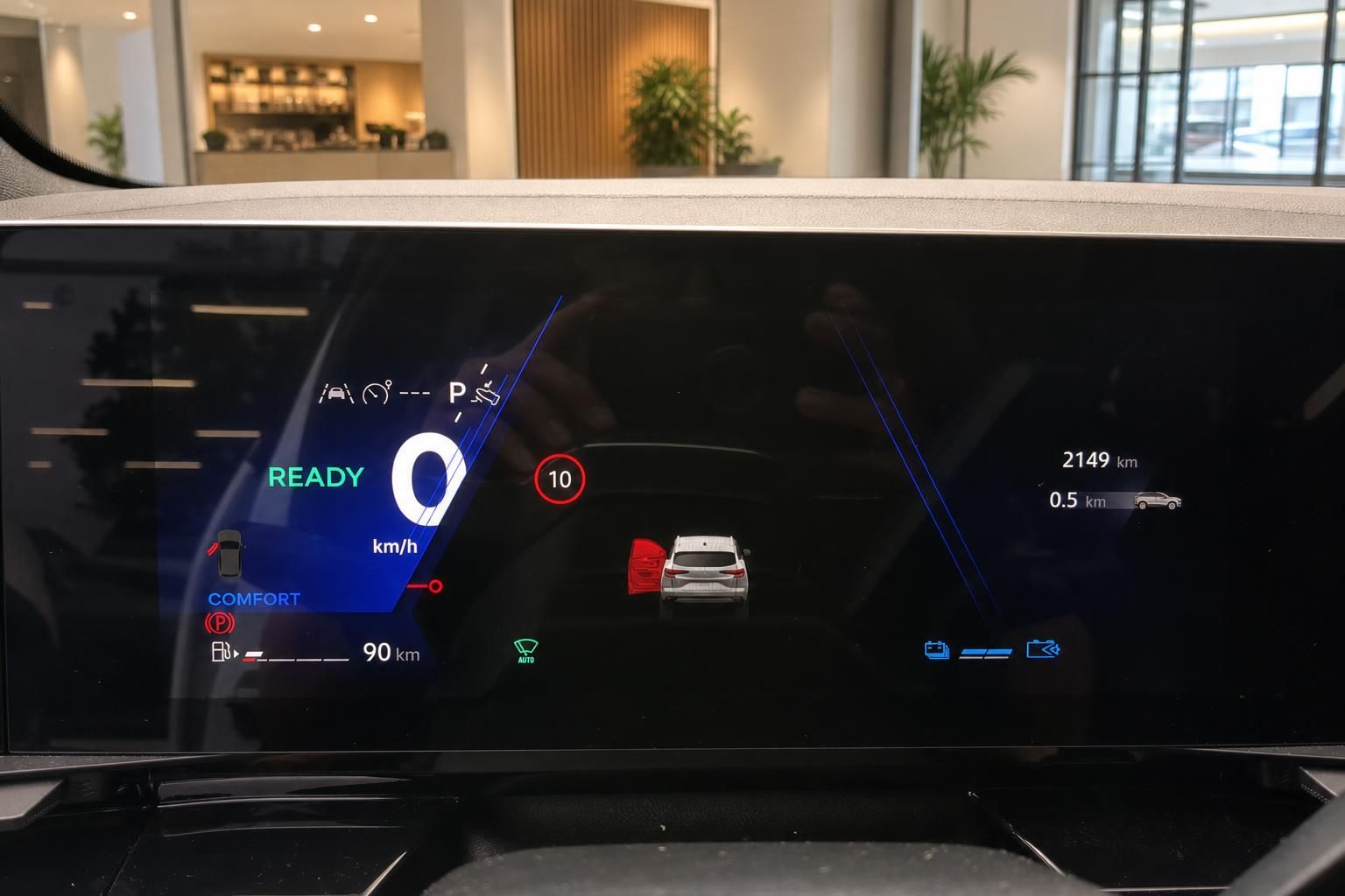Digitales Armaturenbrett mit Tacho und Fahrassistenzsystem-Anzeige in modernem Fahrzeug