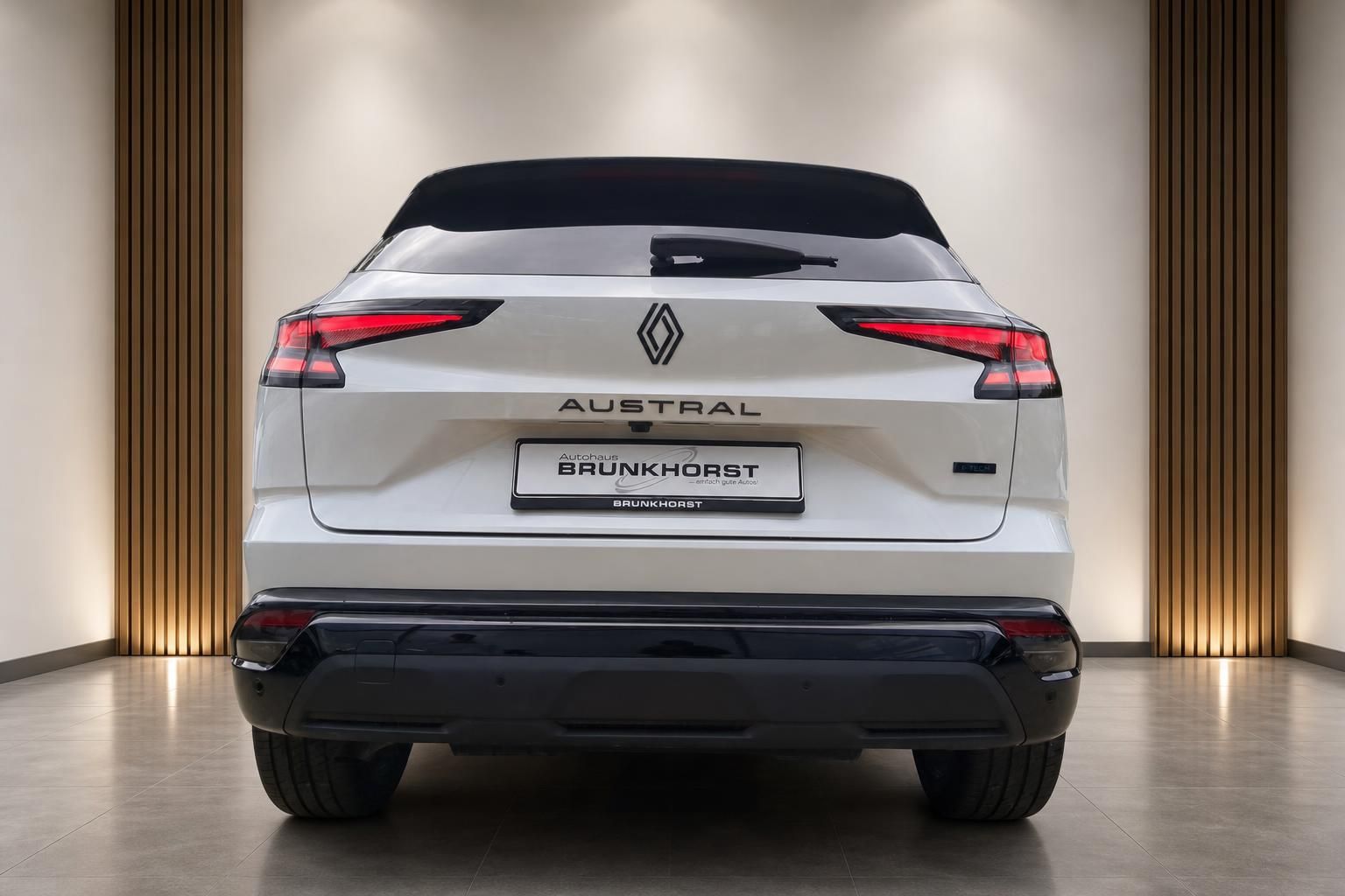 Renault Austral Heckansicht in weiß mit schwarzem Verdeck im Showroom