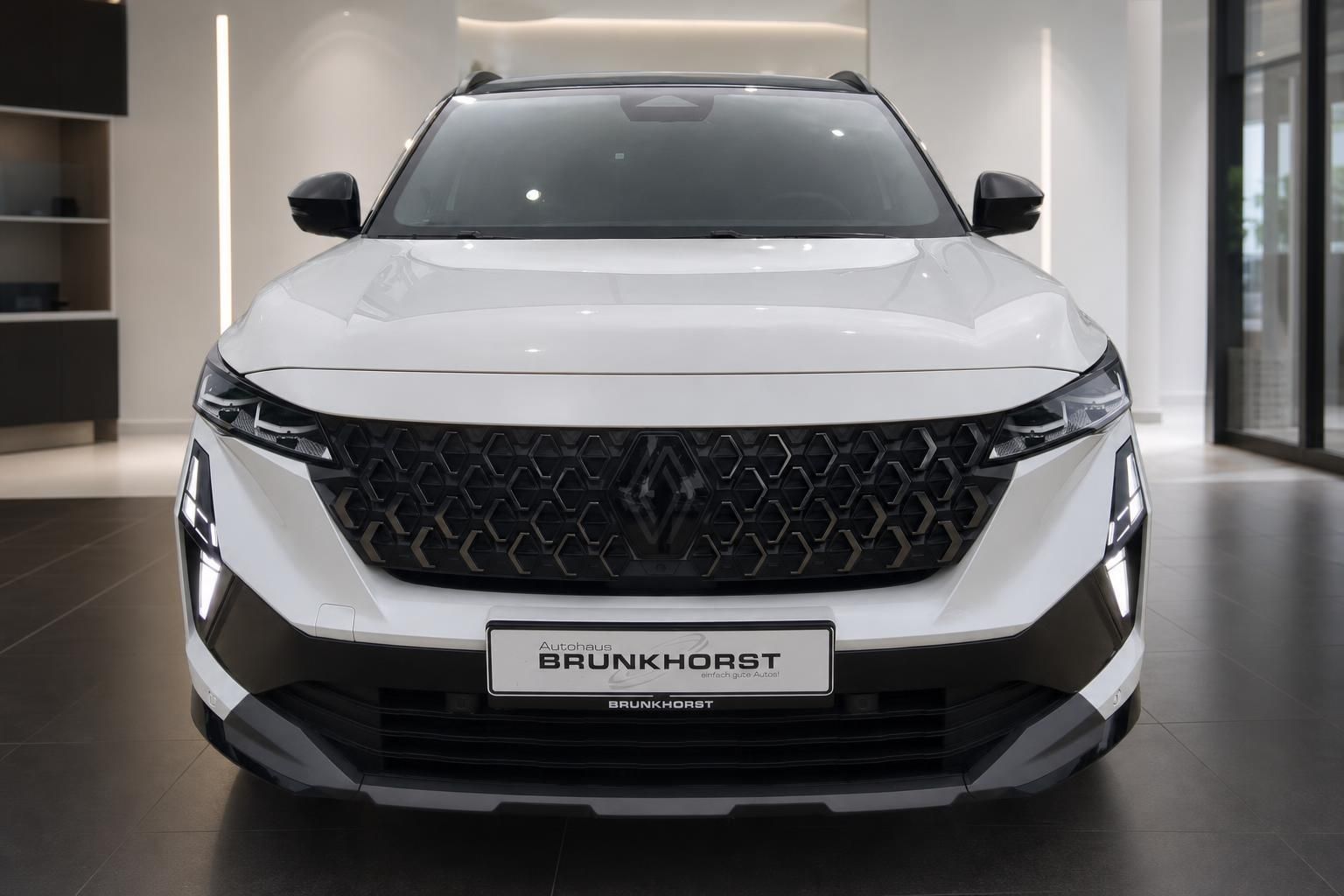 Renault Austral Frontansicht weiß mit schwarzem Kühlergrill im Autohaus Brunkhorst